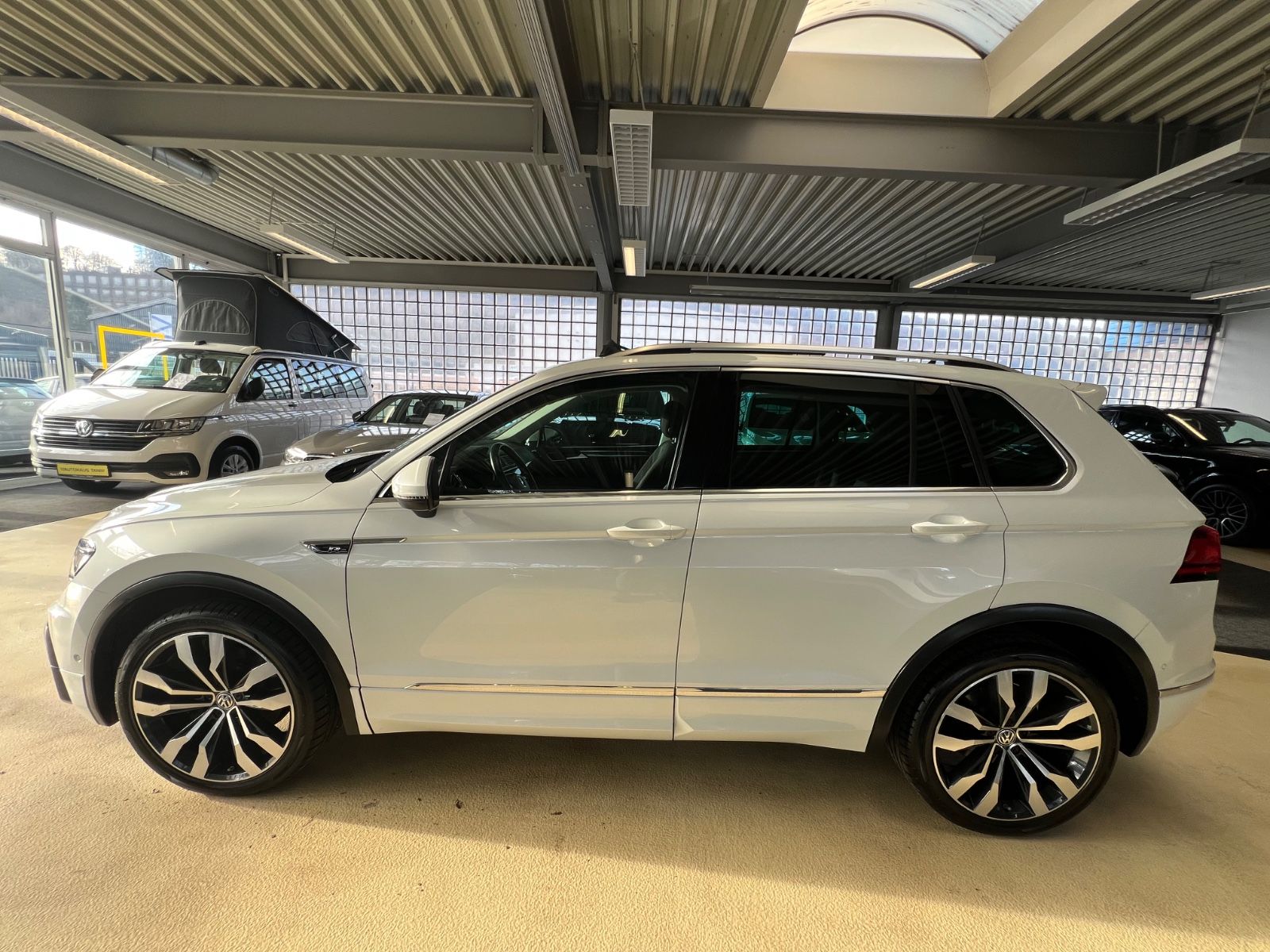 Fahrzeugabbildung Volkswagen Tiguan Highline DSG 4Motion R LINE VIRTUAL*PANO*