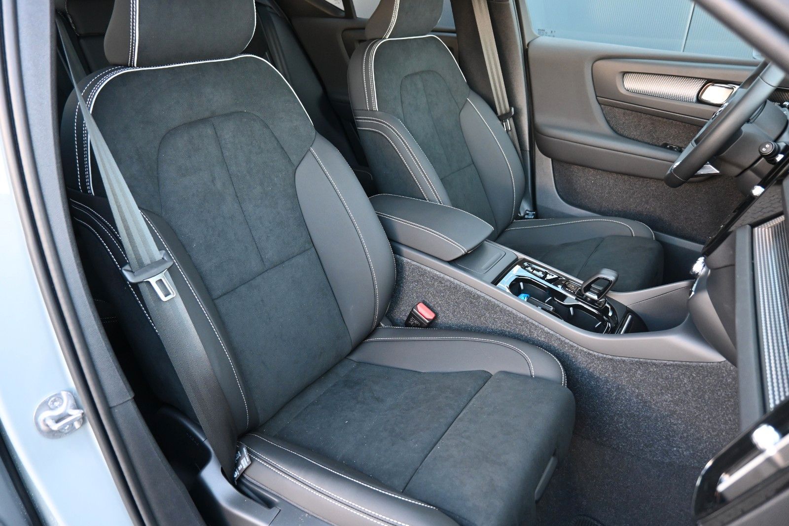 Fahrzeugabbildung Volvo XC40 B4 DKG Plus Dark*FSHZG*360°*ACC*AHK