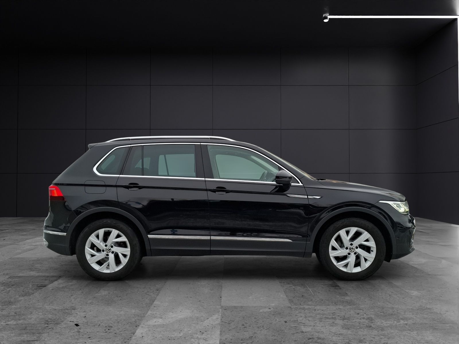 Fahrzeugabbildung Volkswagen Tiguan TDI Elegance DSG Matrix Navi AID Pano ACC