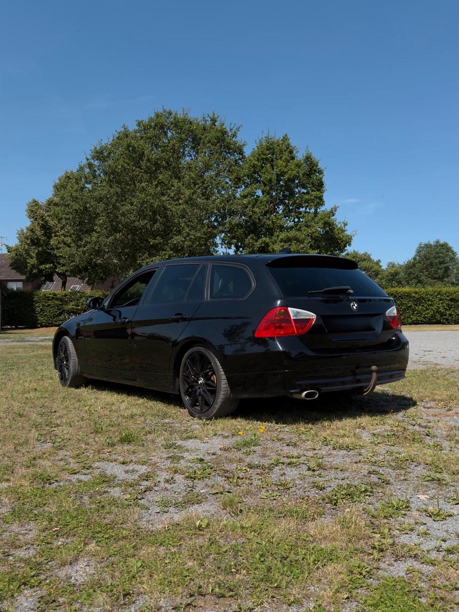 BMW 320 2007 — rear view