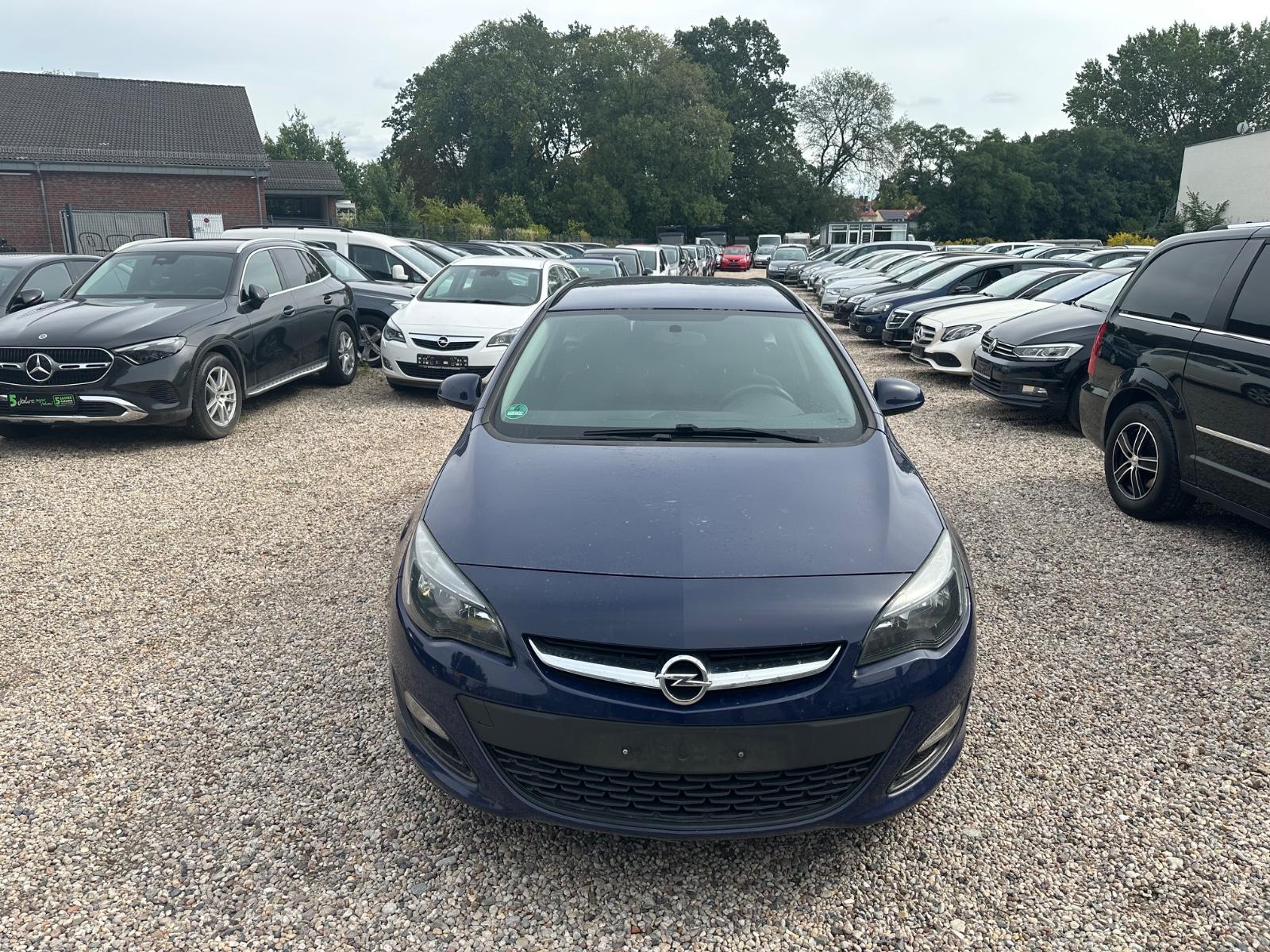 Opel Astra 2015 — rear view