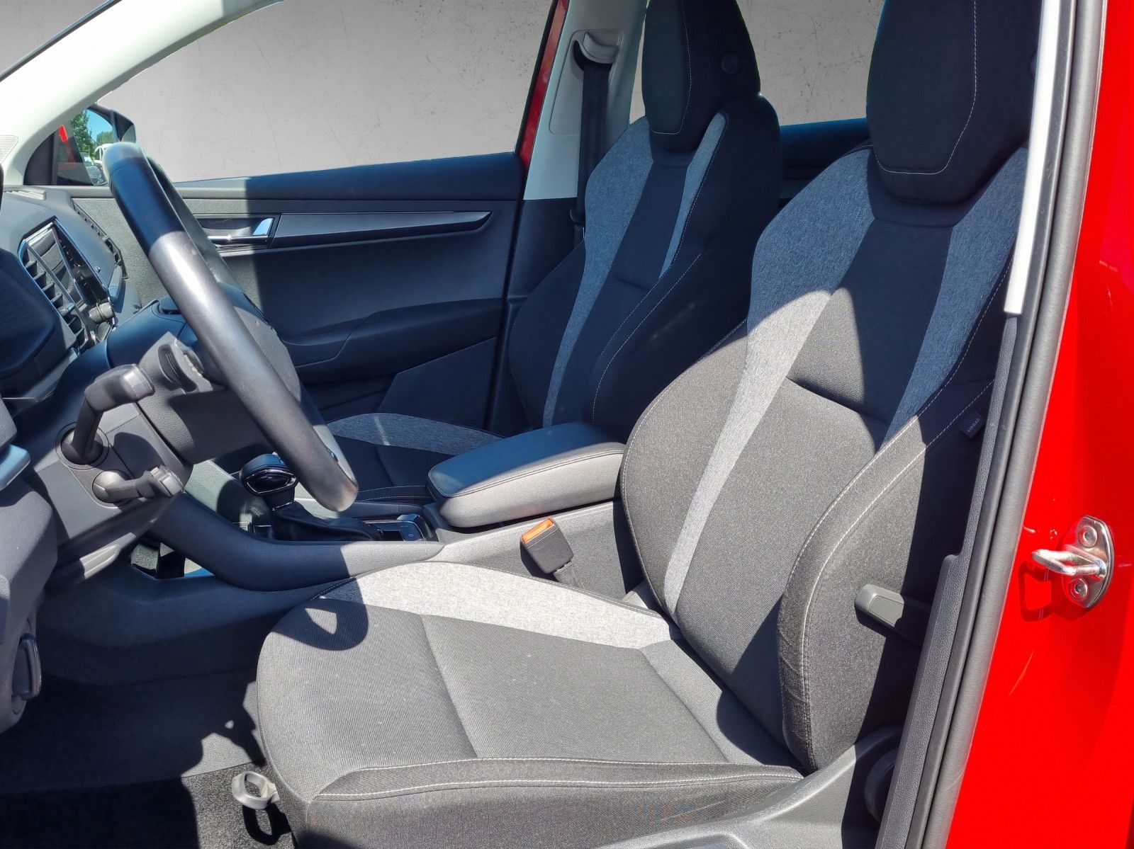 Fahrzeugabbildung SKODA Karoq Drive 125 1,5 TSI DSG Navi ACC PDC AHK