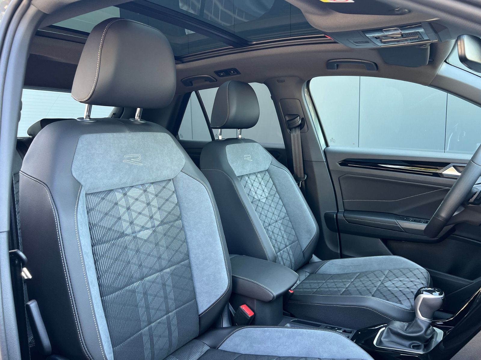 Fahrzeugabbildung Volkswagen T-Roc R-Line 1.5 TSI DSG *AHK, Pano, Black Style