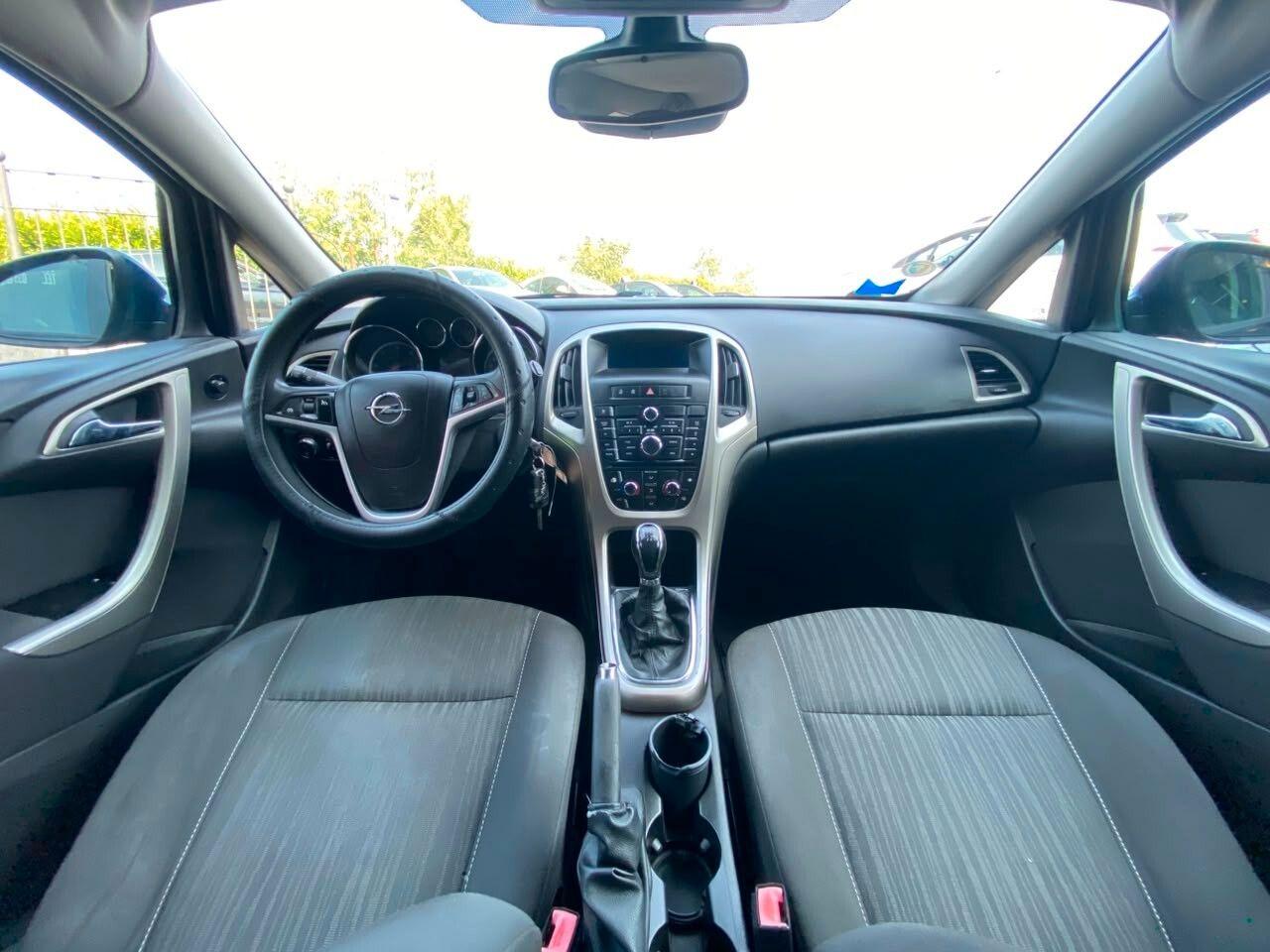 Opel Astra 2010 — photo 12