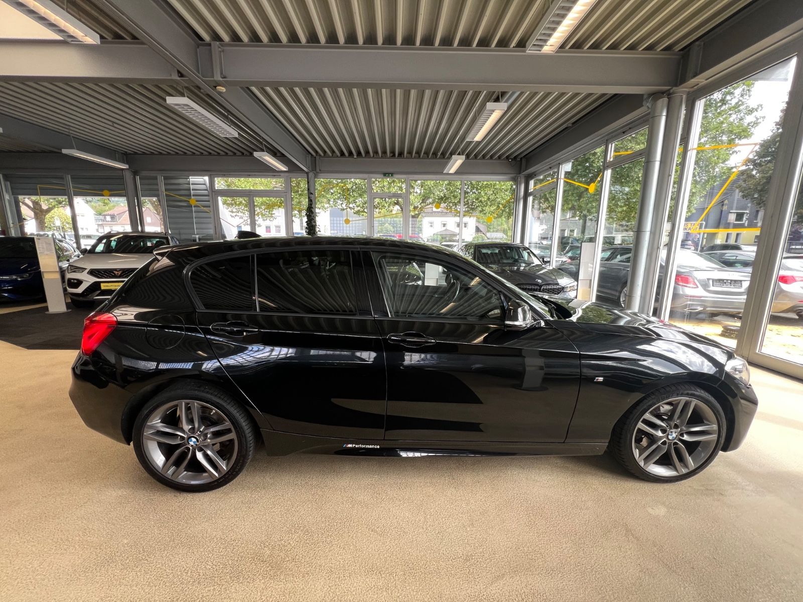 Fahrzeugabbildung BMW 120 i M Sport Paket * NAVI * SITZHEIZUNG *