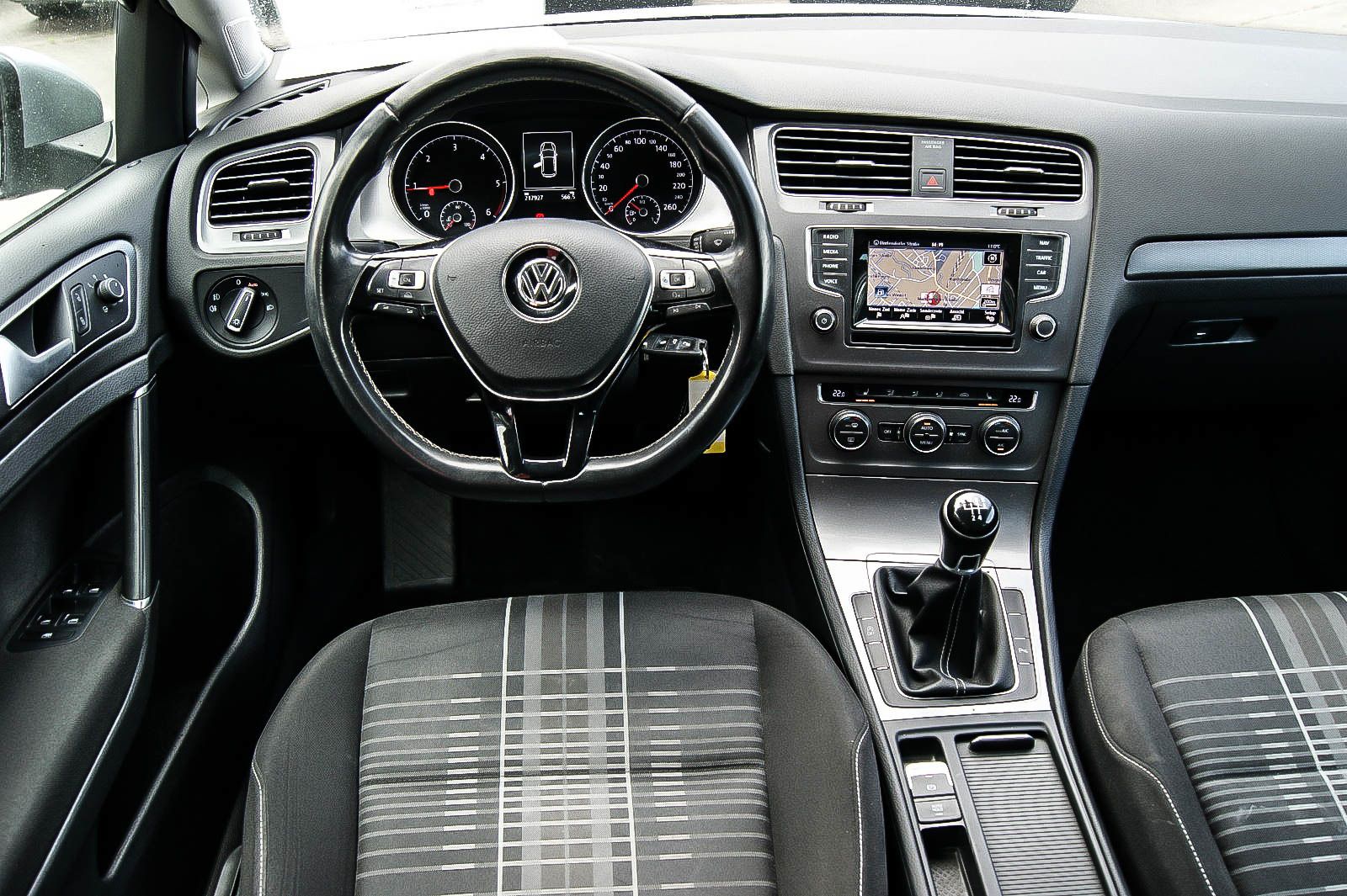 Fahrzeugabbildung Volkswagen Golf VII 1.6 TDI Lounge Bi-XENON NAVIGATION PDC