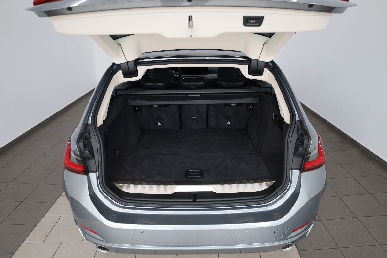 Fahrzeugabbildung BMW 330 e Touring,Leder,Navi,LED,Kamera,HUD, Curved