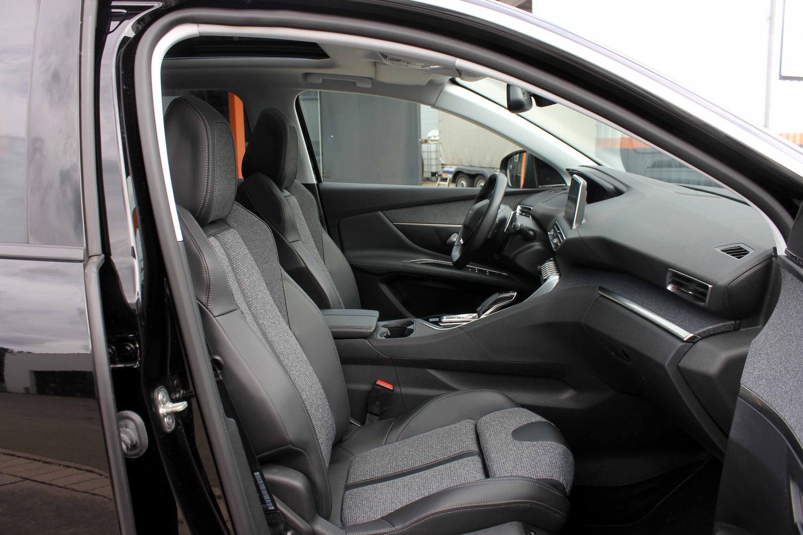 Fahrzeugabbildung Peugeot 3008 PureTech 180 Allure LED ACC 360° PANO SHZ