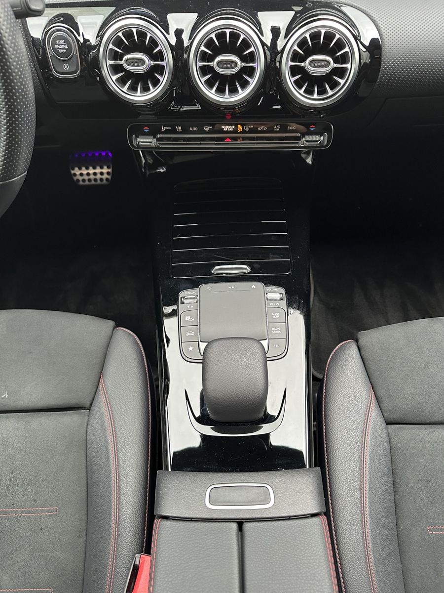 Fahrzeugabbildung Mercedes-Benz CLA 220 Shooting Brake d AMG-Line NAV+LED+PANORA