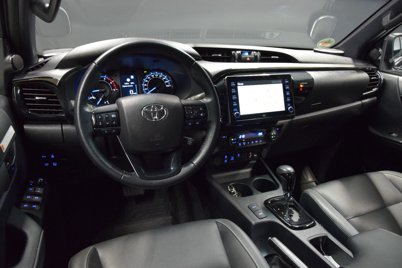 Fahrzeugabbildung Toyota Hilux 4x4 Invincible DoKa AHK JBL Keyless LED