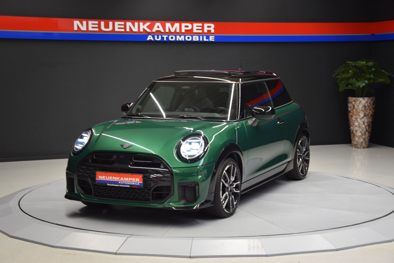 Fahrzeugabbildung MINI Cooper C JCW Trim Paket-XL Pano H&k 360° HuD