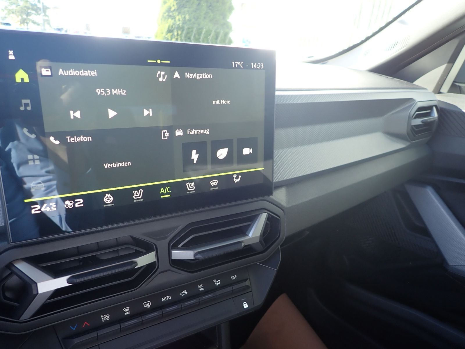 Fahrzeugabbildung Dacia Duster Journey Hybrid 155