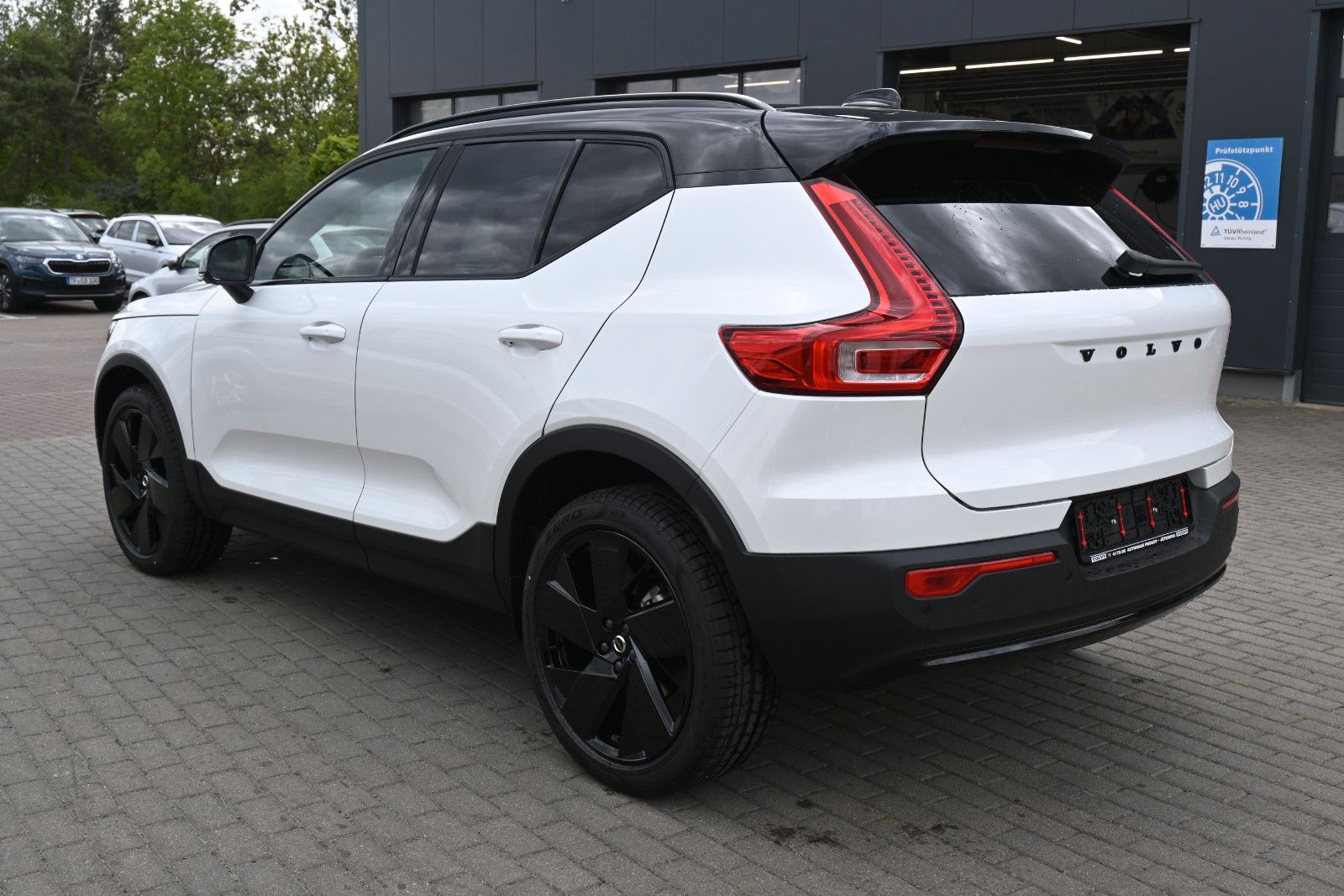 Fahrzeugabbildung Volvo XC40 B4 DKG Plus Black Edition*FSHZG*H&K*ACC*AHK