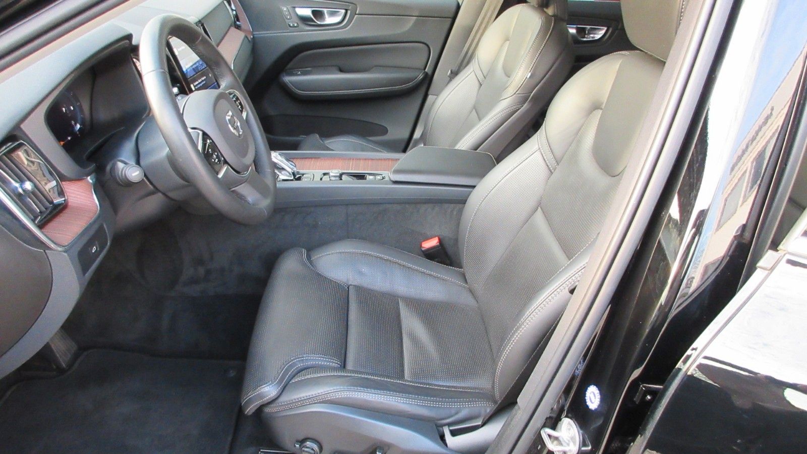 Fahrzeugabbildung Volvo XC 60 B4 Plus Bright 2WD