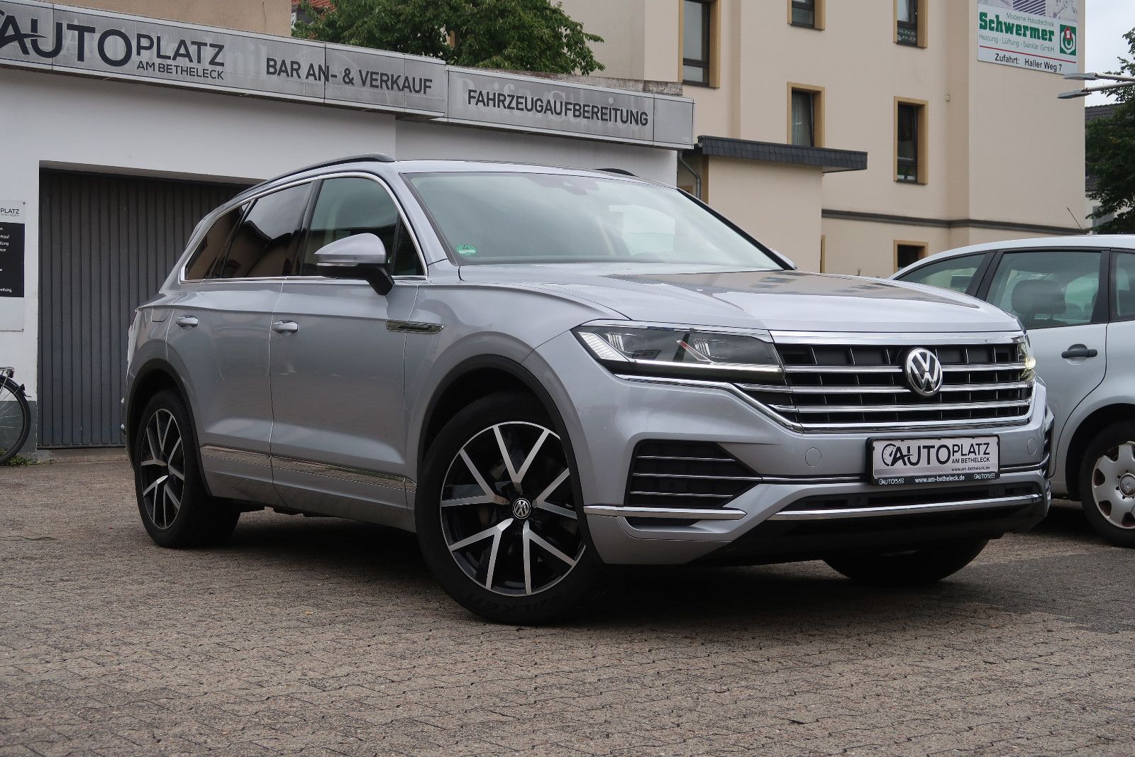 Volkswagen Touareg - 1