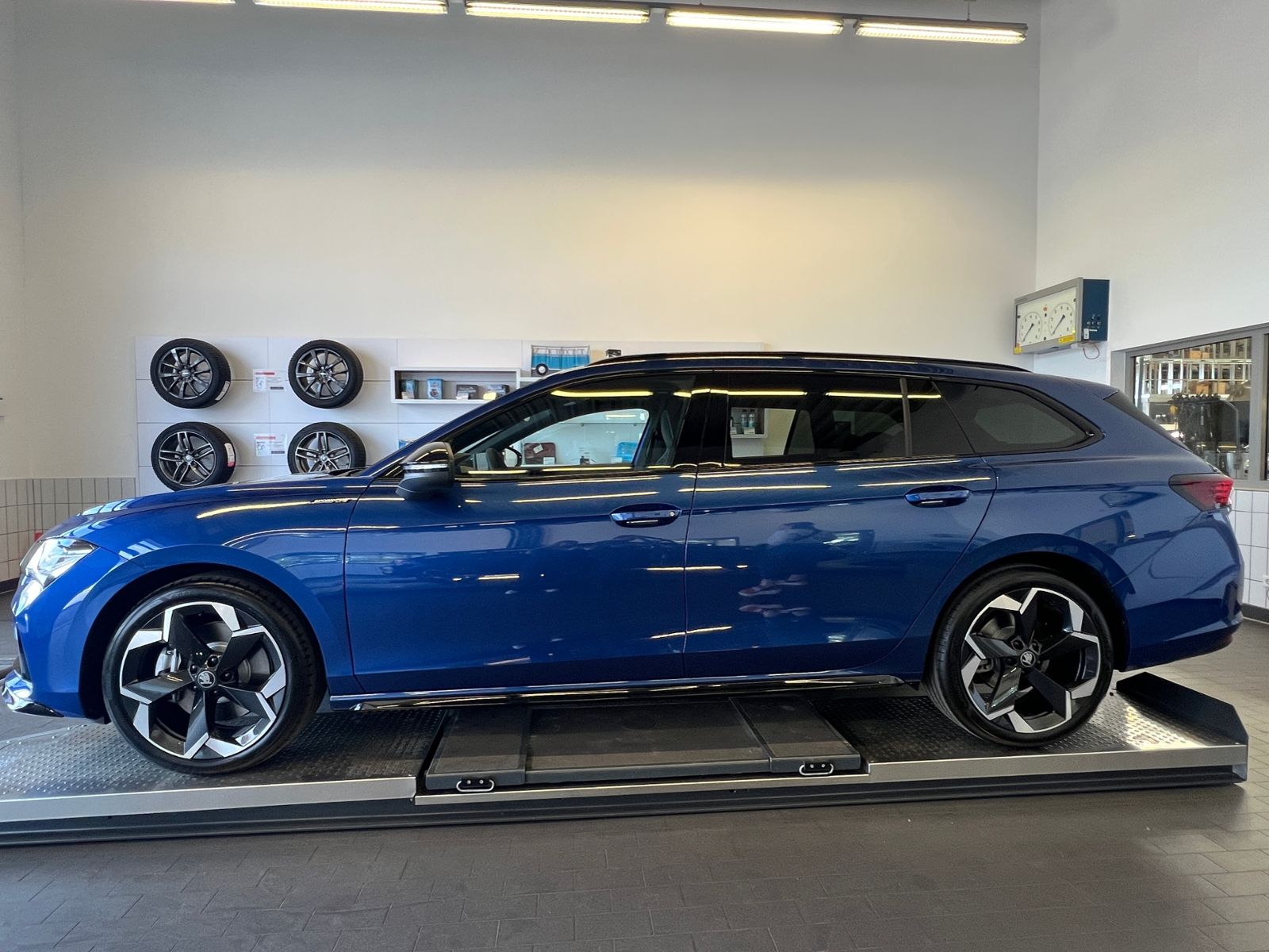 Fahrzeugabbildung SKODA Superb Combi Sportline 2.0 TDI DSG 4x4 *AHK, LED