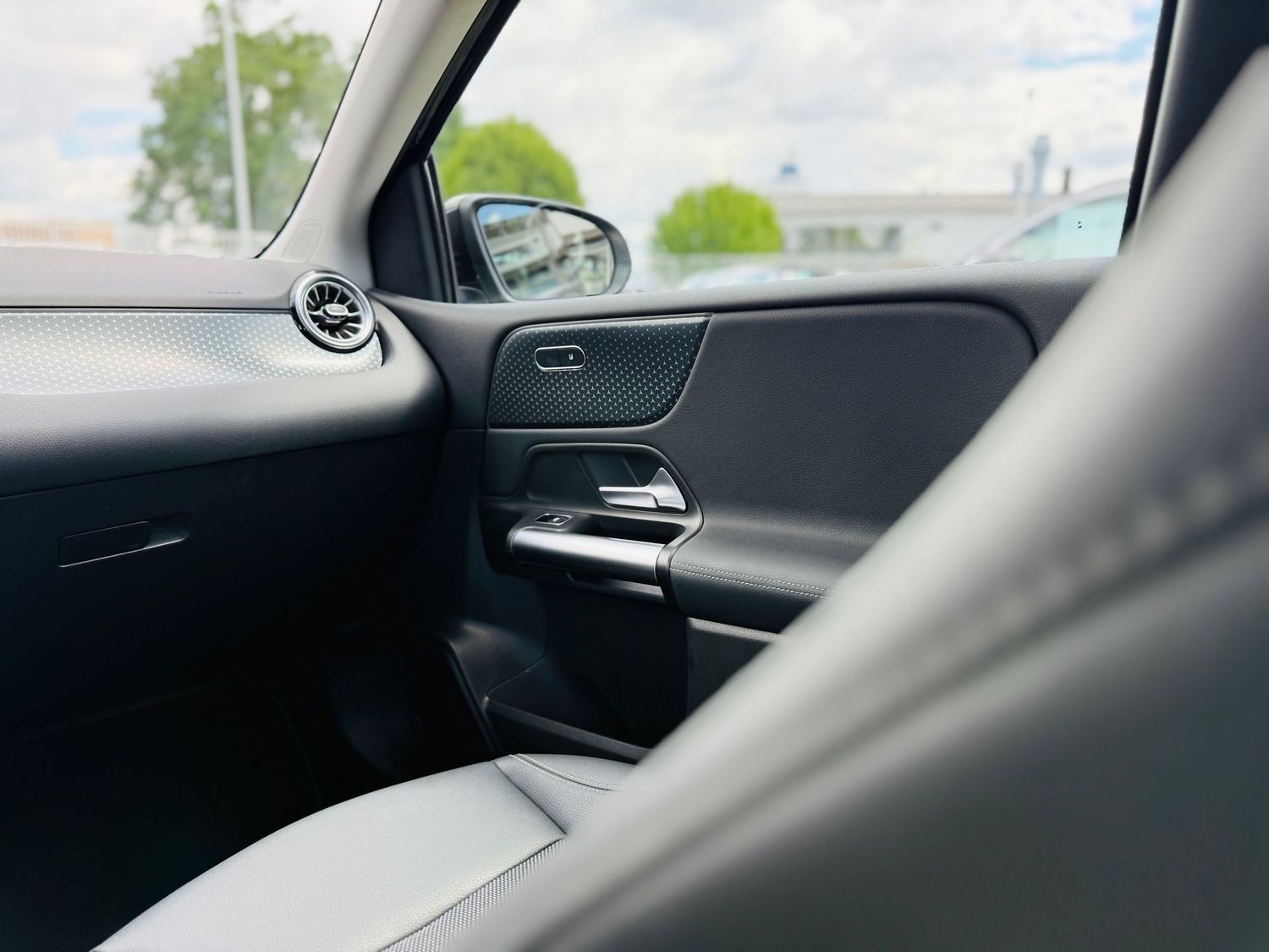 Fahrzeugabbildung Mercedes-Benz B 180 PROGR. PLUS, Autom, LED, AHK, PTS, RFK, Ke