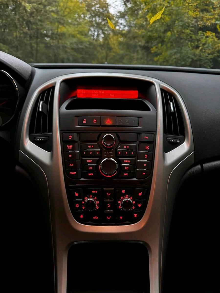 Opel Astra 2013 — photo 12