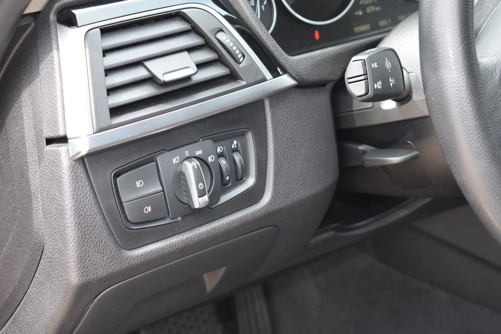 Fahrzeugabbildung BMW 320i Touring Sport Line Sportautom.AHK LED Pano