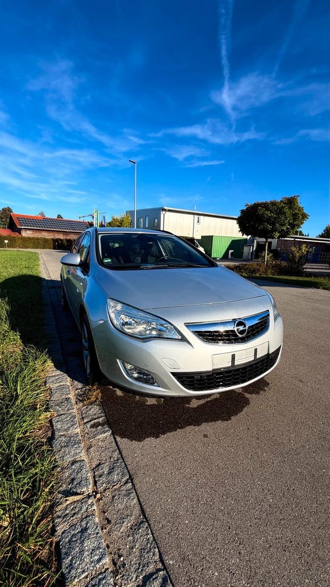 Opel Astra 2011 — interior
