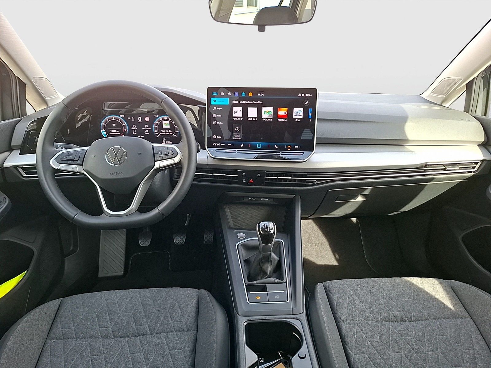Fahrzeugabbildung Volkswagen Golf VIII Variant TSI Life LEDplus Navi AID ACC