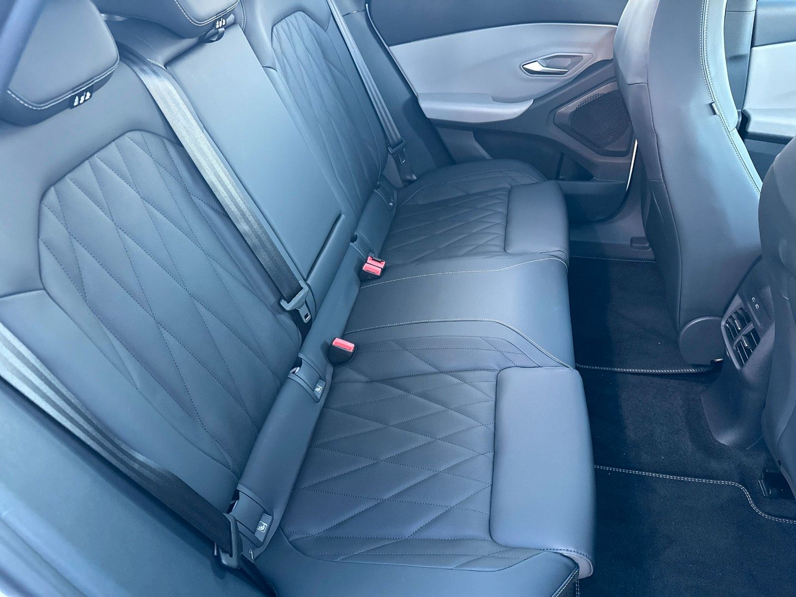 Fahrzeugabbildung Ford Capri AWD Premium, PANORAMADACH, AHK SCHWENKBAR