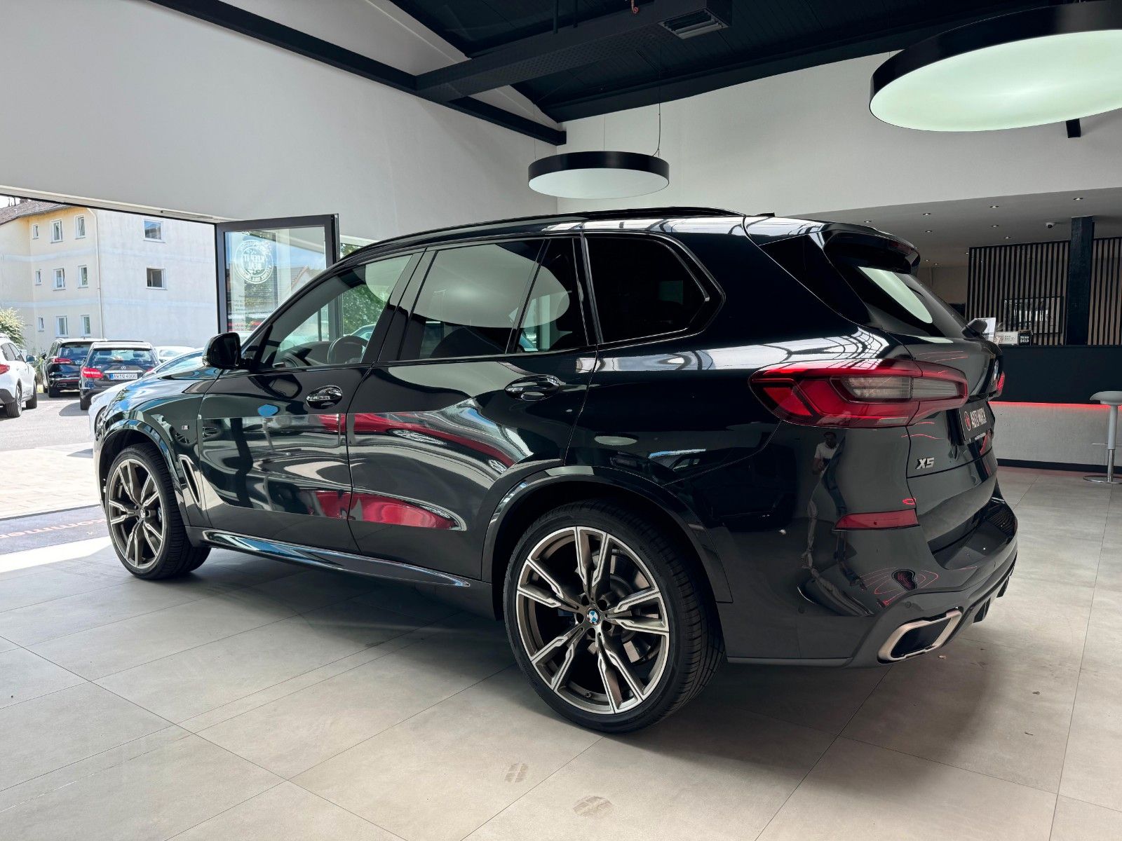 Fahrzeugabbildung BMW X5 M50d*Laser*Sky*360°*HUD*Luft*22"*Soft*AHK*