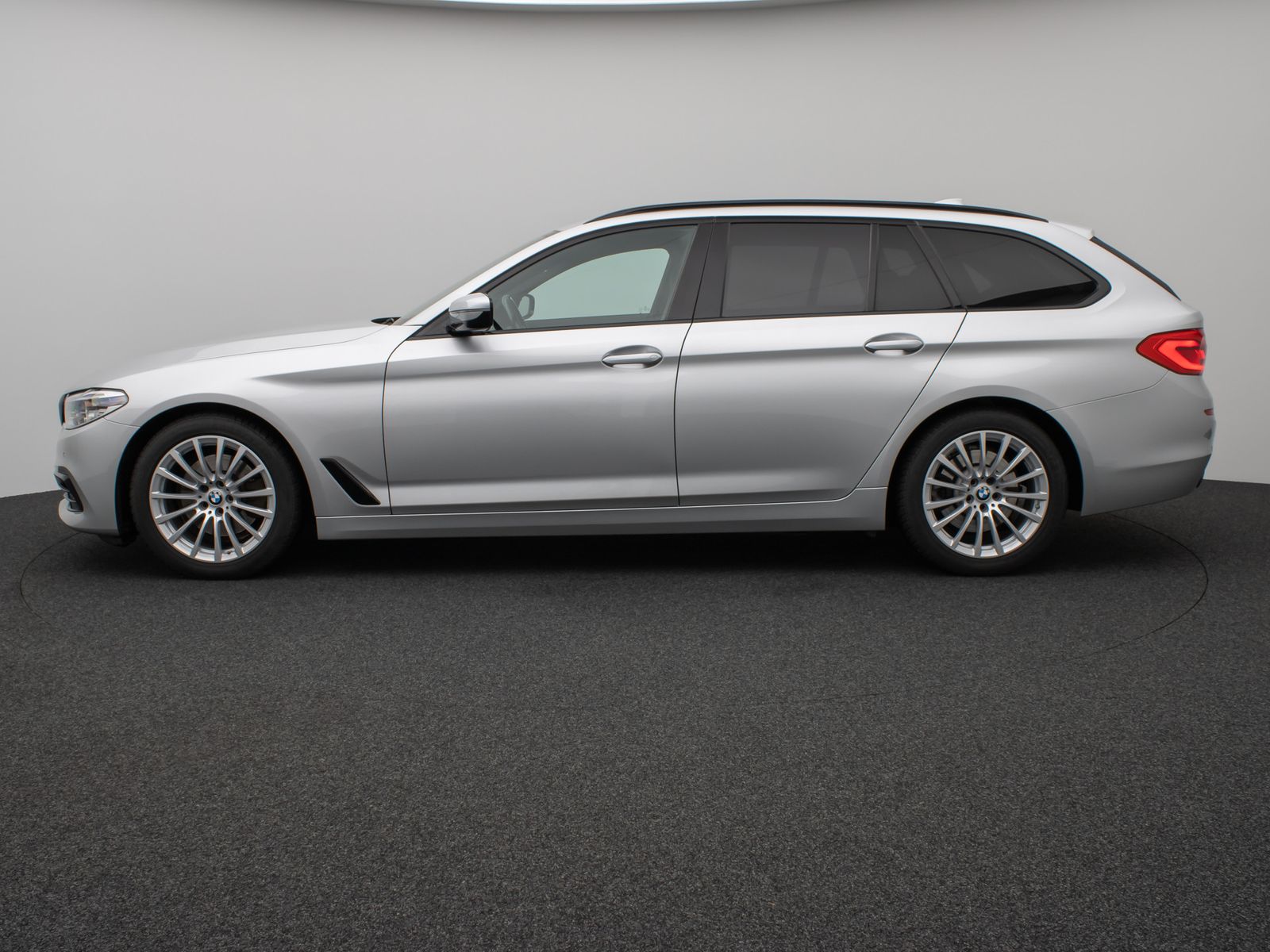 Fahrzeugabbildung BMW 520d  Sport Line HUD HiFi PDC Alarm DisplayKey