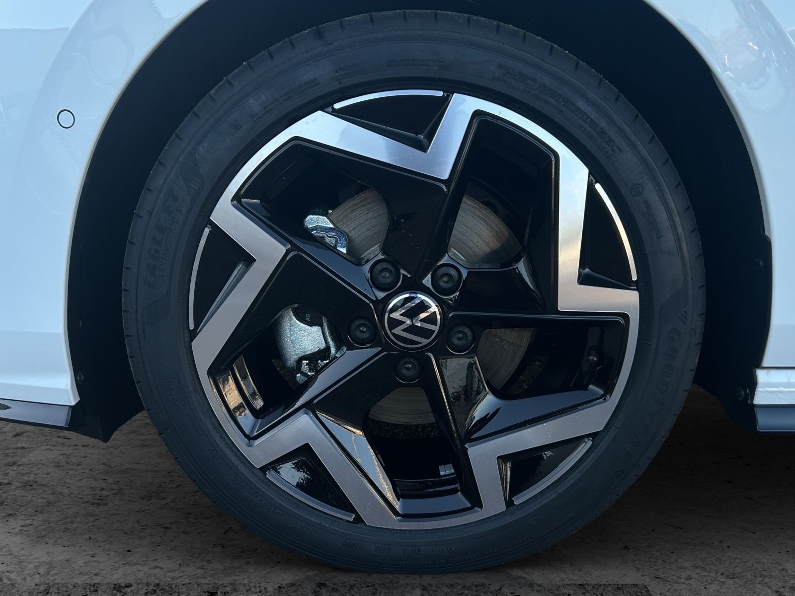 Fahrzeugabbildung Volkswagen Golf VIII Variant R-Line eTSI DSG LED+ ACC AHK S