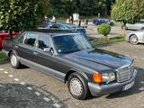 Mercedes-Benz 560 SEL, Einzelsitze Fond/Gardinen - Mercedes-Benz 560: Schwarz