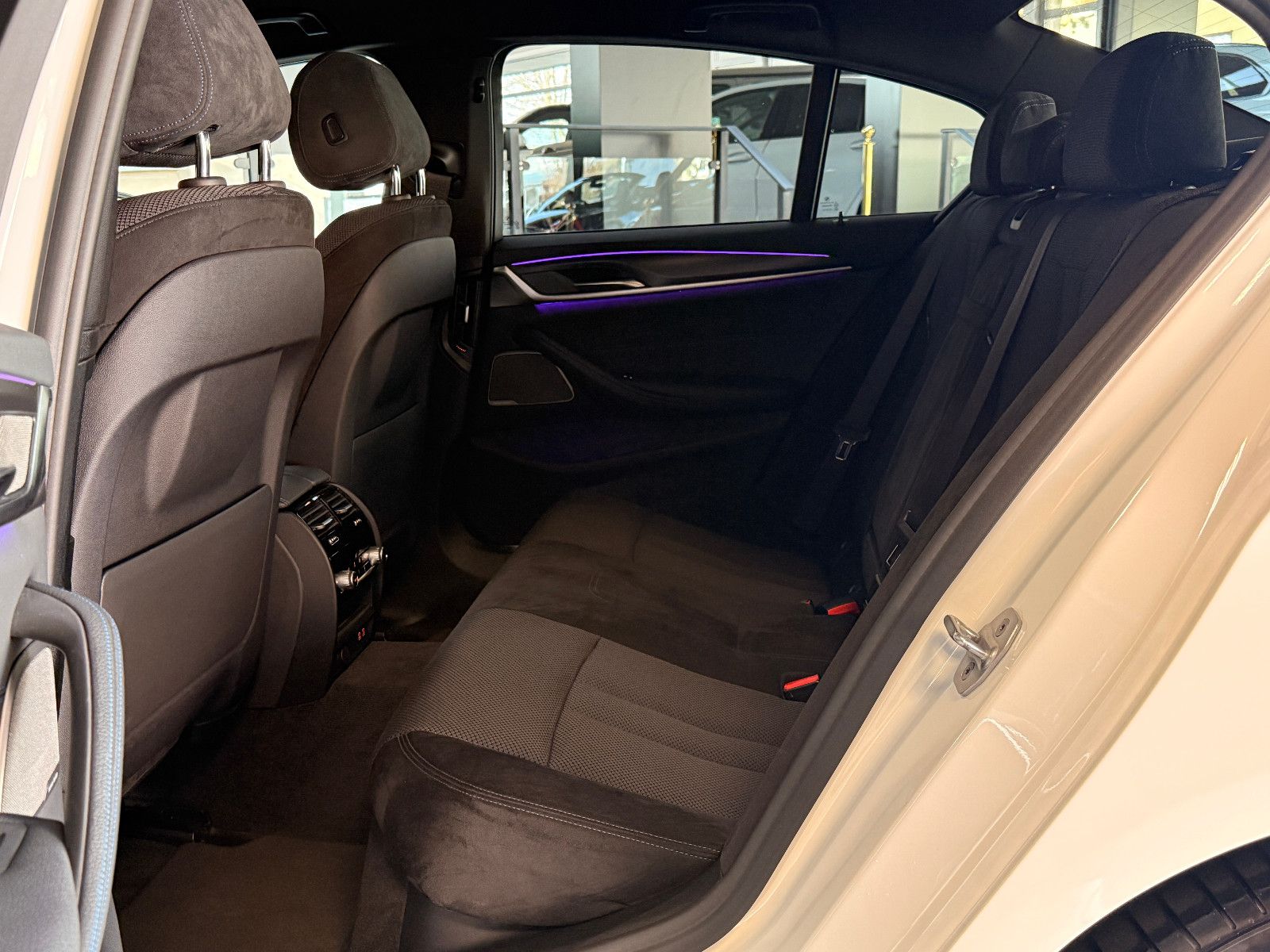 Fahrzeugabbildung BMW 530 d XDriveM Sport/M-PAKET/HARMAN-KARDON/AMBIE