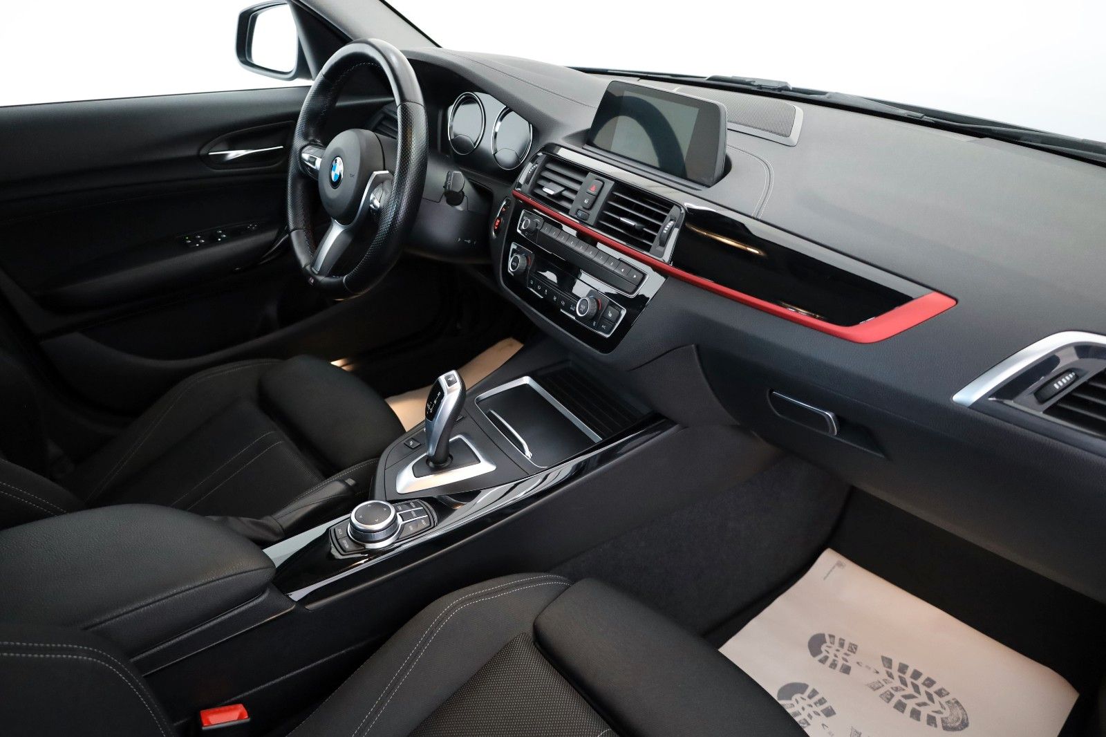Fahrzeugabbildung BMW 118i Sport Line Lim. Navi,LED,SH,PDC,SR+WR