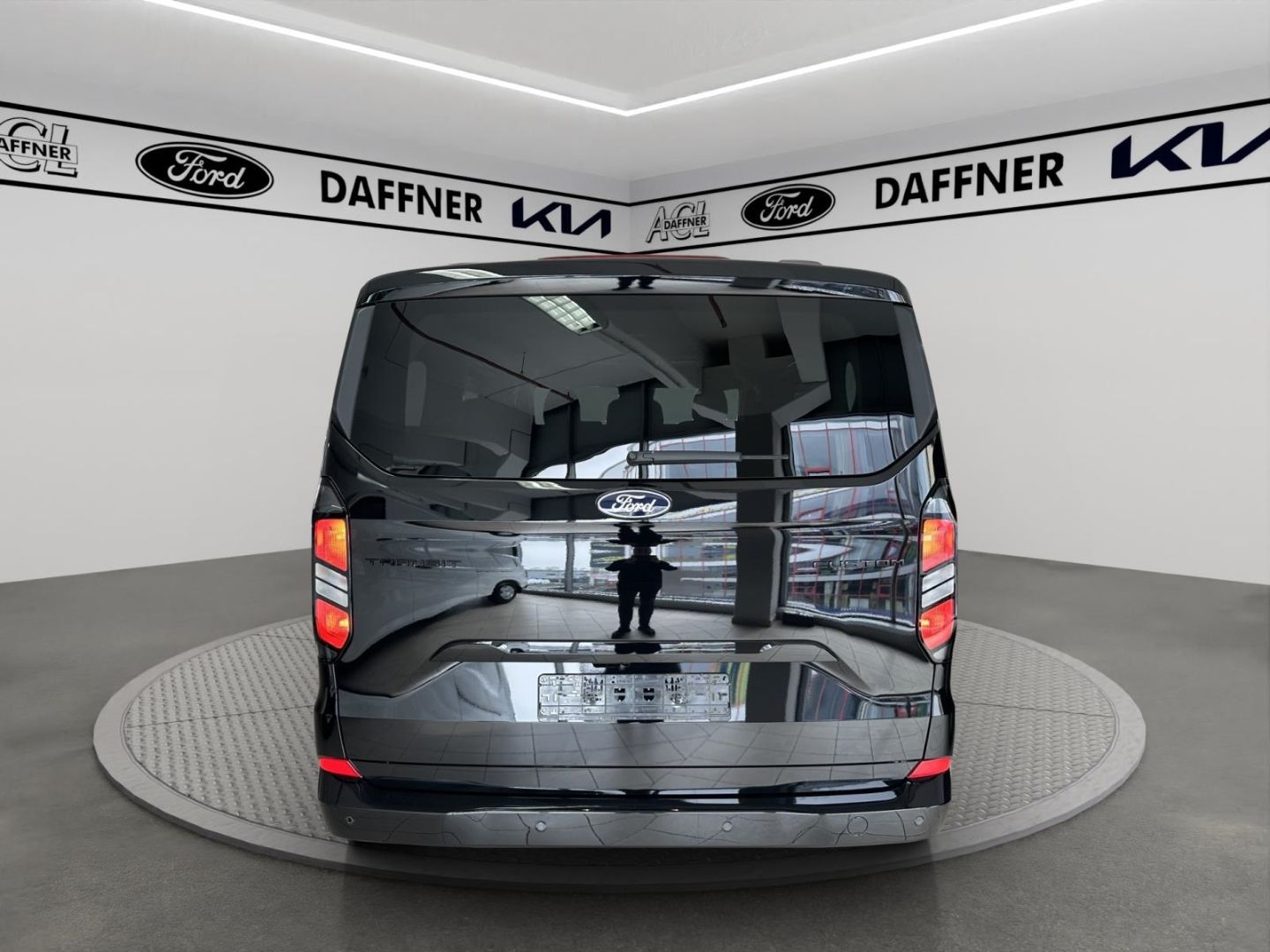 Fahrzeugabbildung Ford Transit Custom Kombi 320 L1 FWD Limited