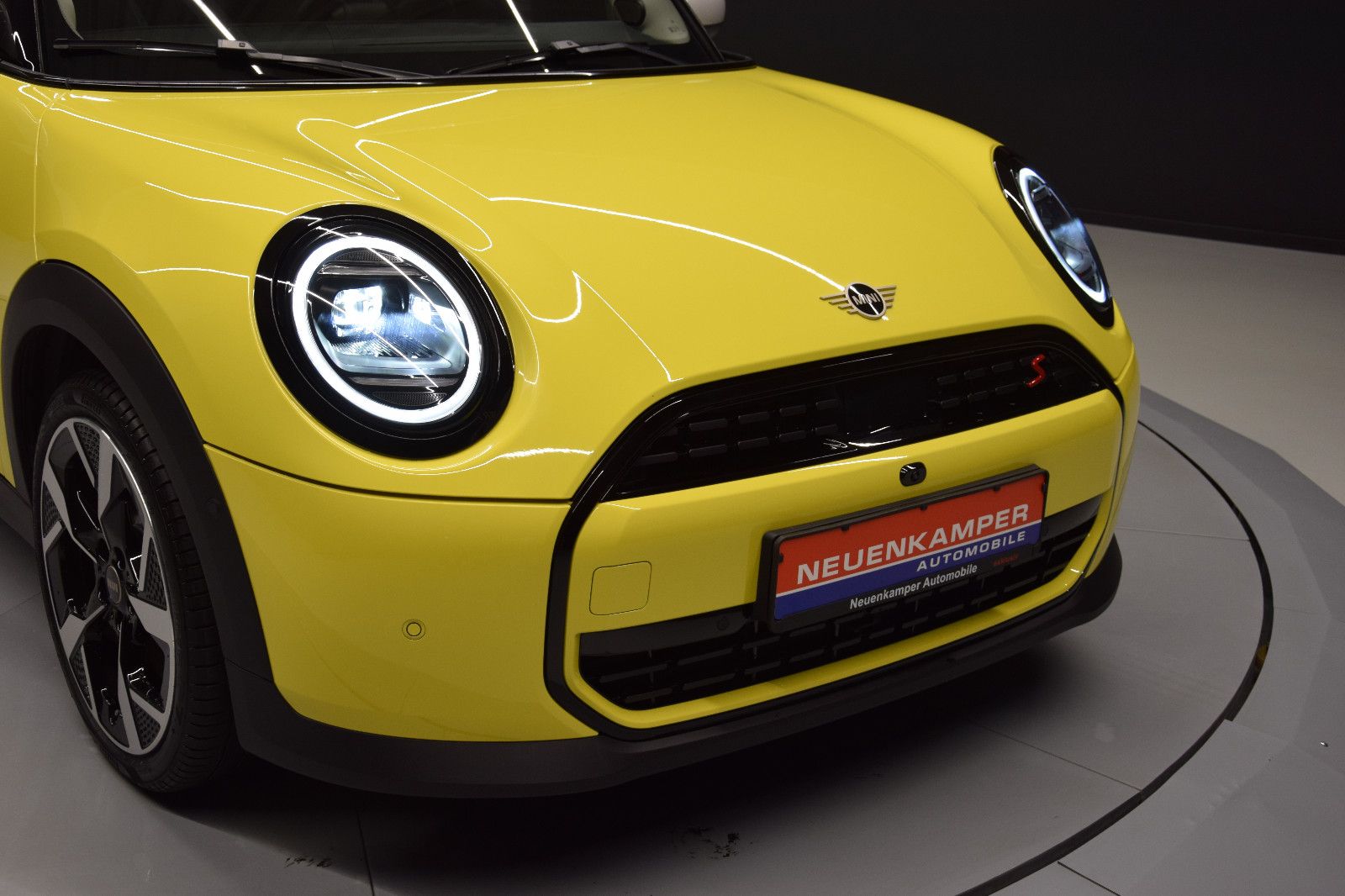 Fahrzeugabbildung MINI Cooper S Classic Trim 5-Türen Paket-L Pano h/k