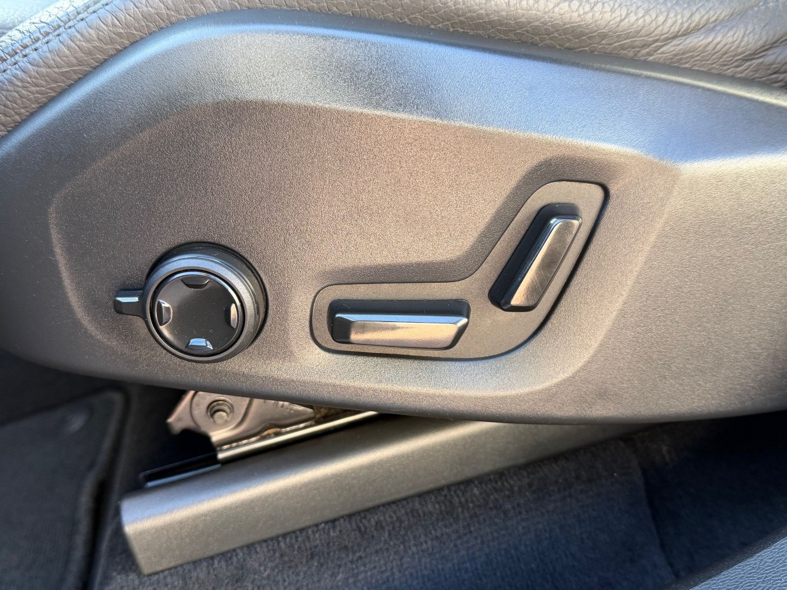 Fahrzeugabbildung Volvo XC60 B5 D Ultimate Dark AWD*STHZG*PANO*360°*ACC