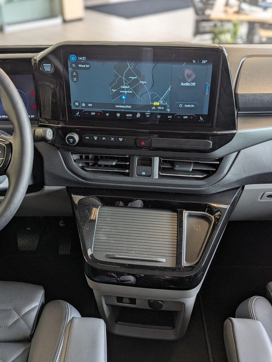 Fahrzeugabbildung Ford Tourneo Custom 320 Titaniu-X Leder Pano StHz AHK