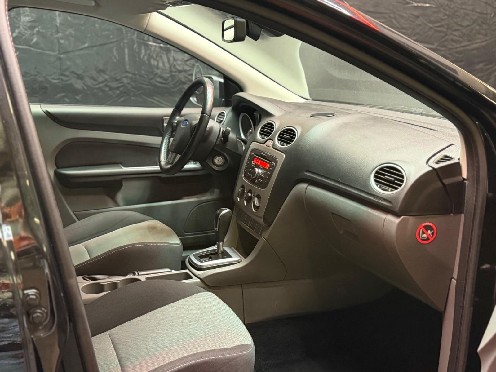Ford Focus 2010 — photo 27