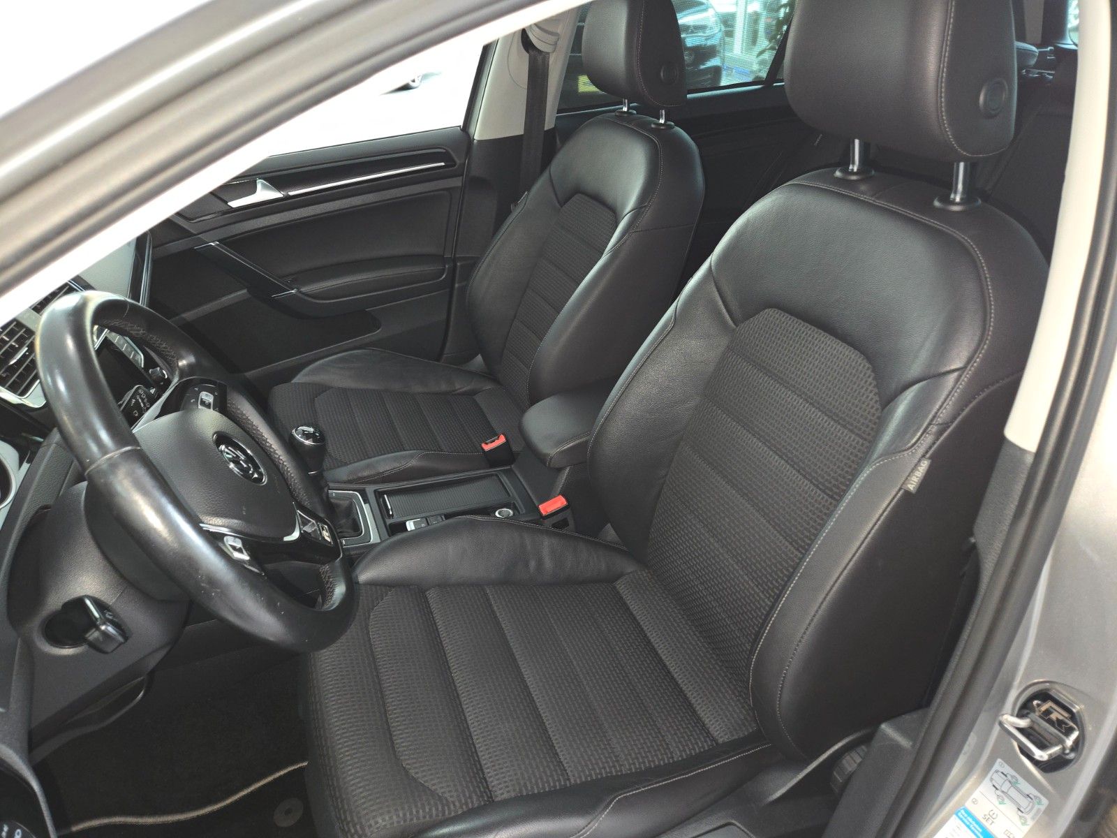 Fahrzeugabbildung Volkswagen Golf VII Lim. Highline BMT *PANORAMADACH*