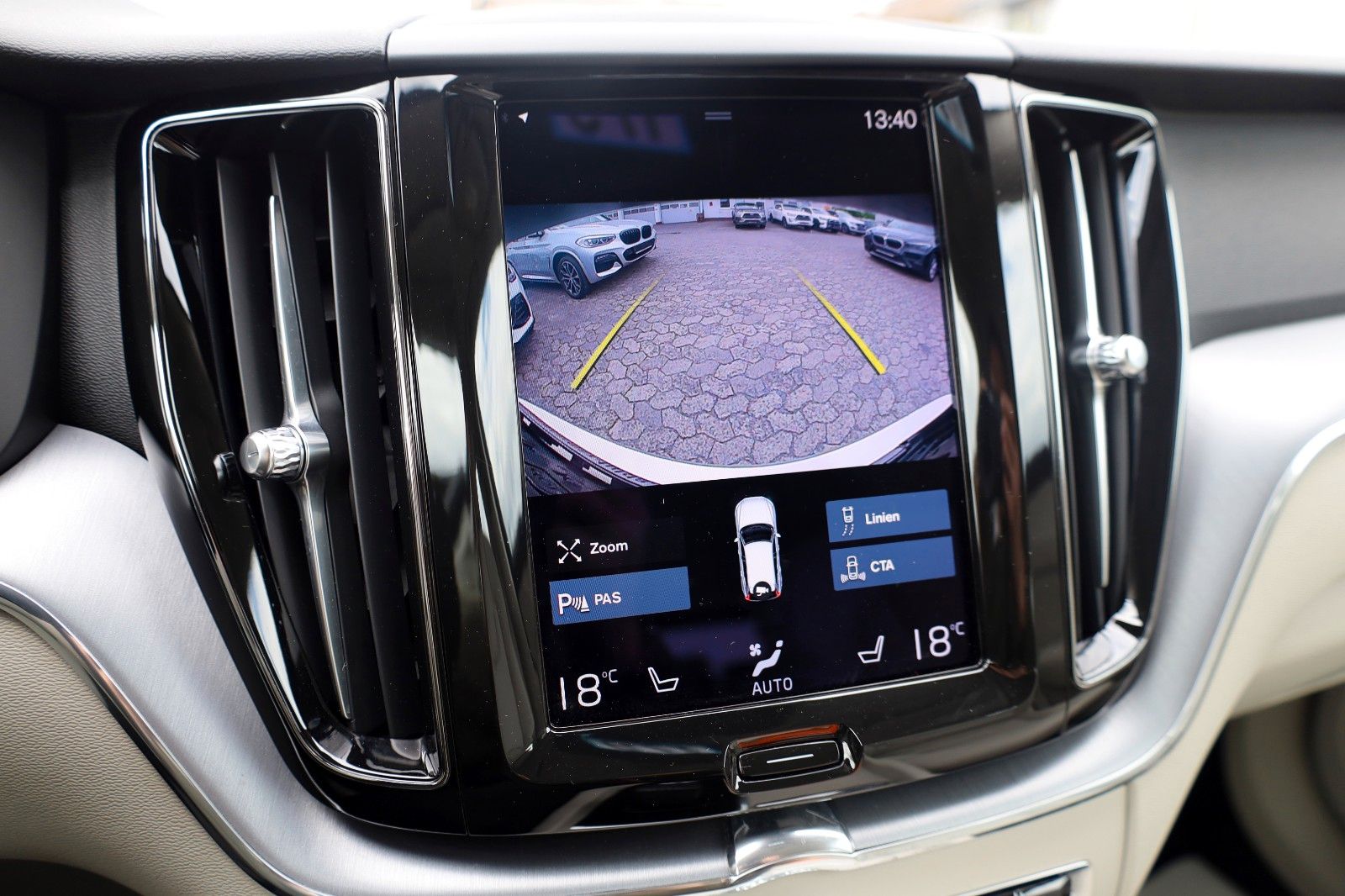 Fahrzeugabbildung Volvo XC60 Momentum Pro Leder,Navi,LED,SH,IntelliSafe