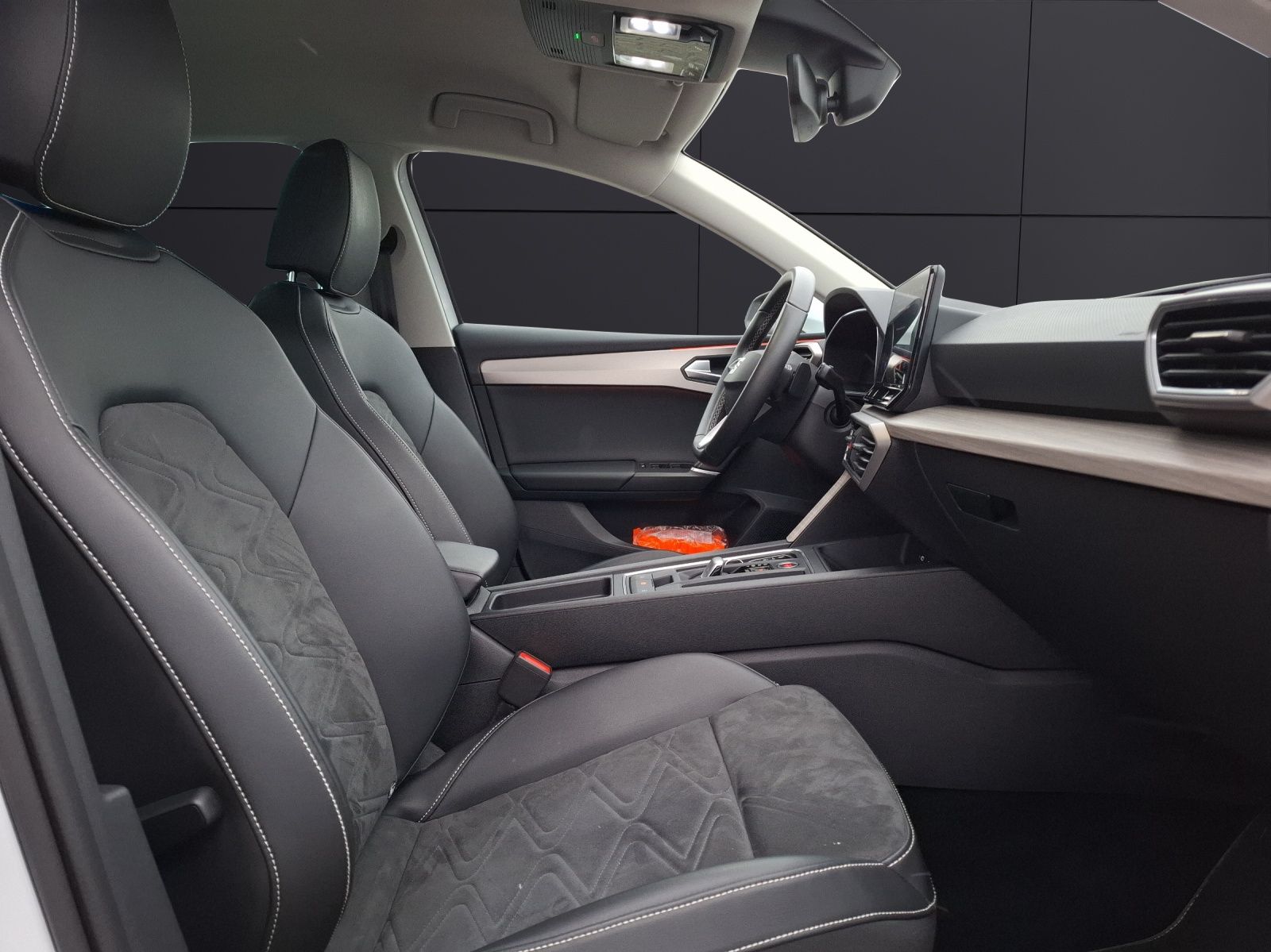 Fahrzeugabbildung SEAT Leon TSI Xcellence DSG LED AHK Navi ACC Park-Aas