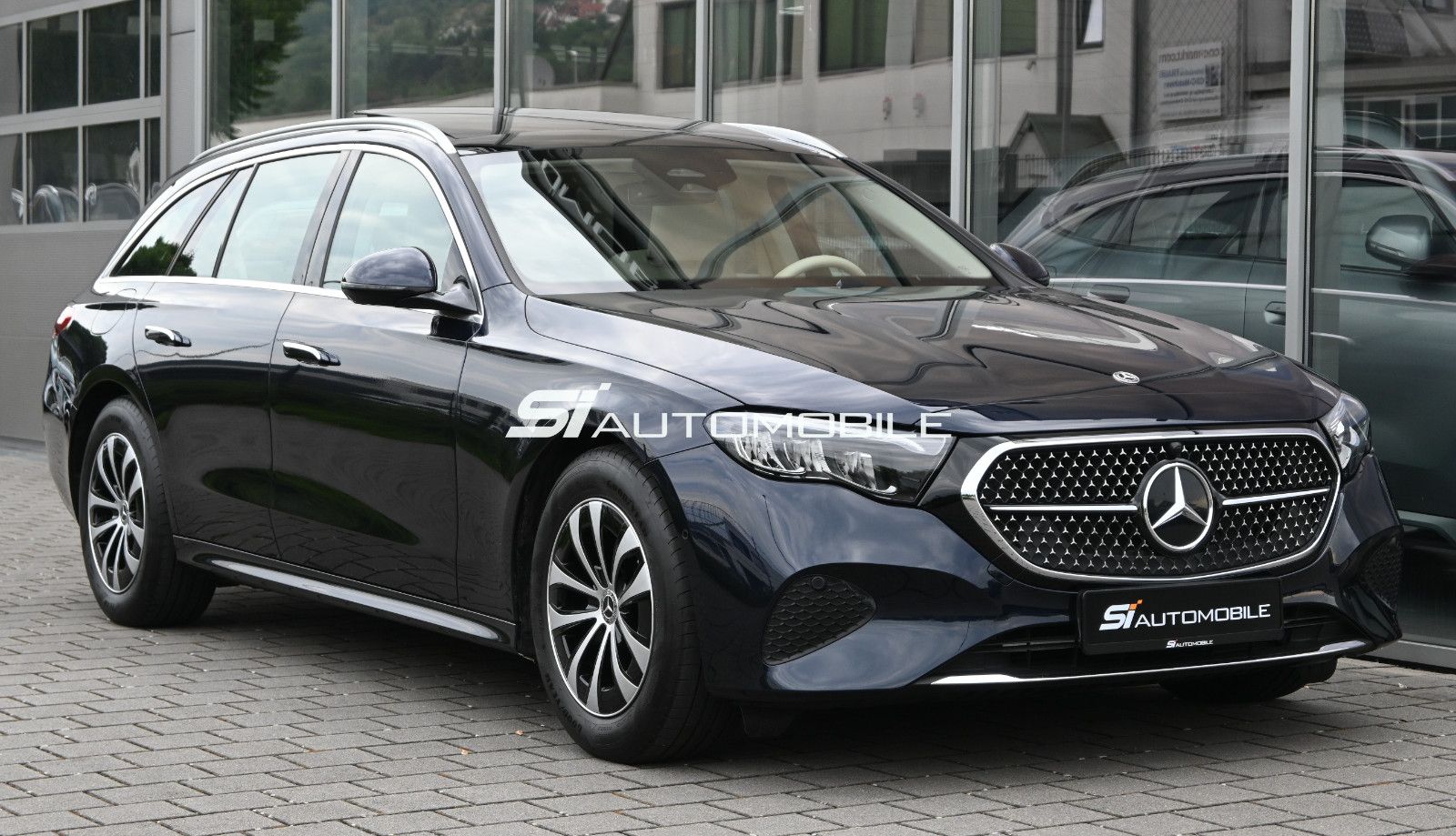 Fahrzeugabbildung Mercedes-Benz E 200 T Avantgarde Adv. °ACC°AHK°PANORAMA°8-FACH