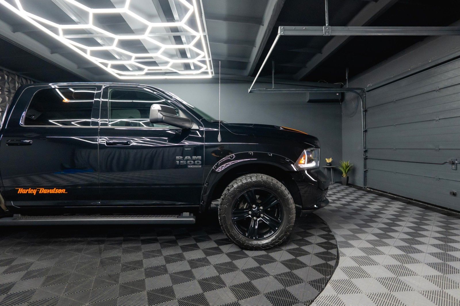 Fahrzeugabbildung Dodge RAM 5.7 V8 HEMI 4x4 OFFROAD Night HarleyDavidson