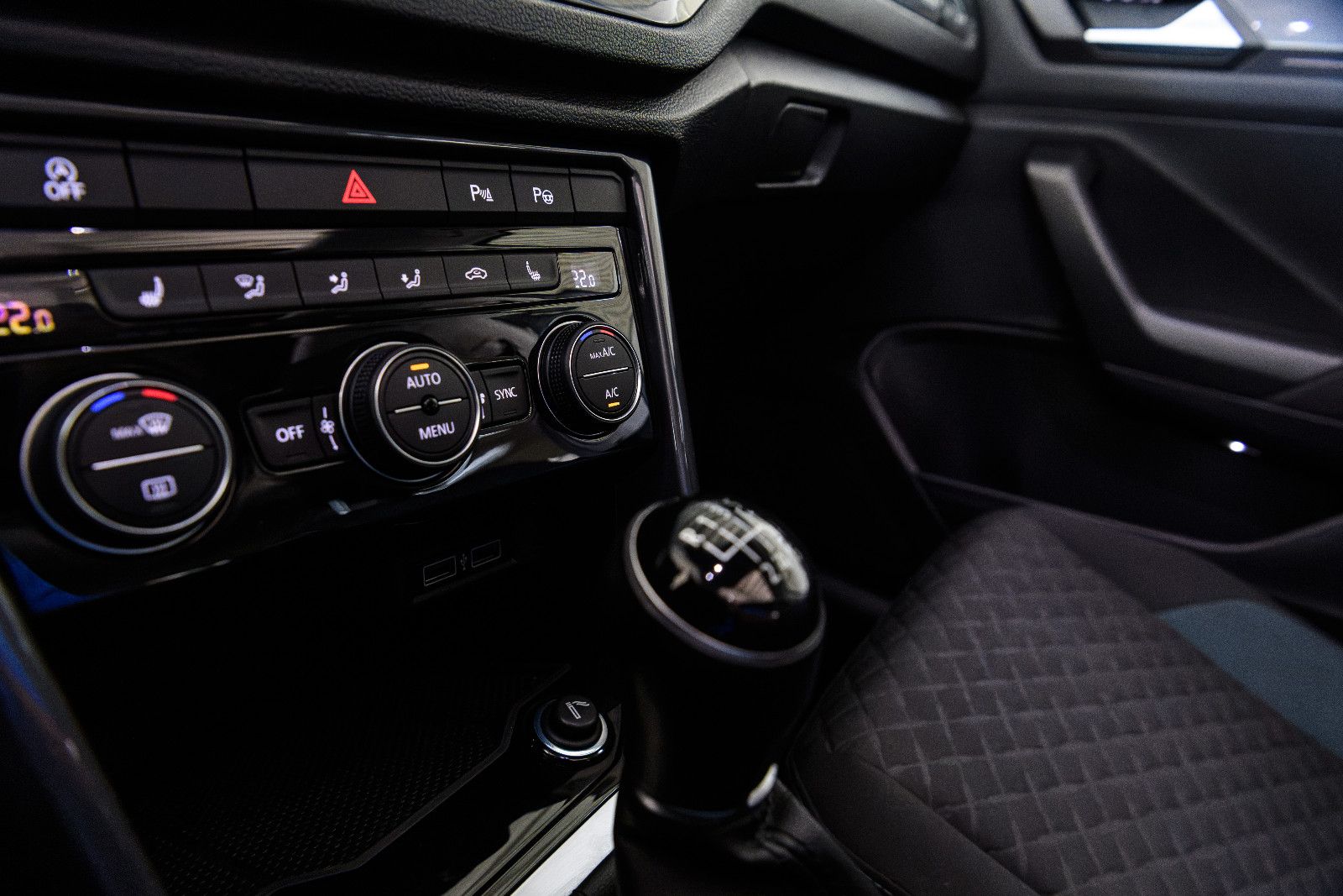 Fahrzeugabbildung Volkswagen T-Roc IQ.DRIVE+AHK+GJR+NAVI+PANORAMA+EL.HECKKLAP