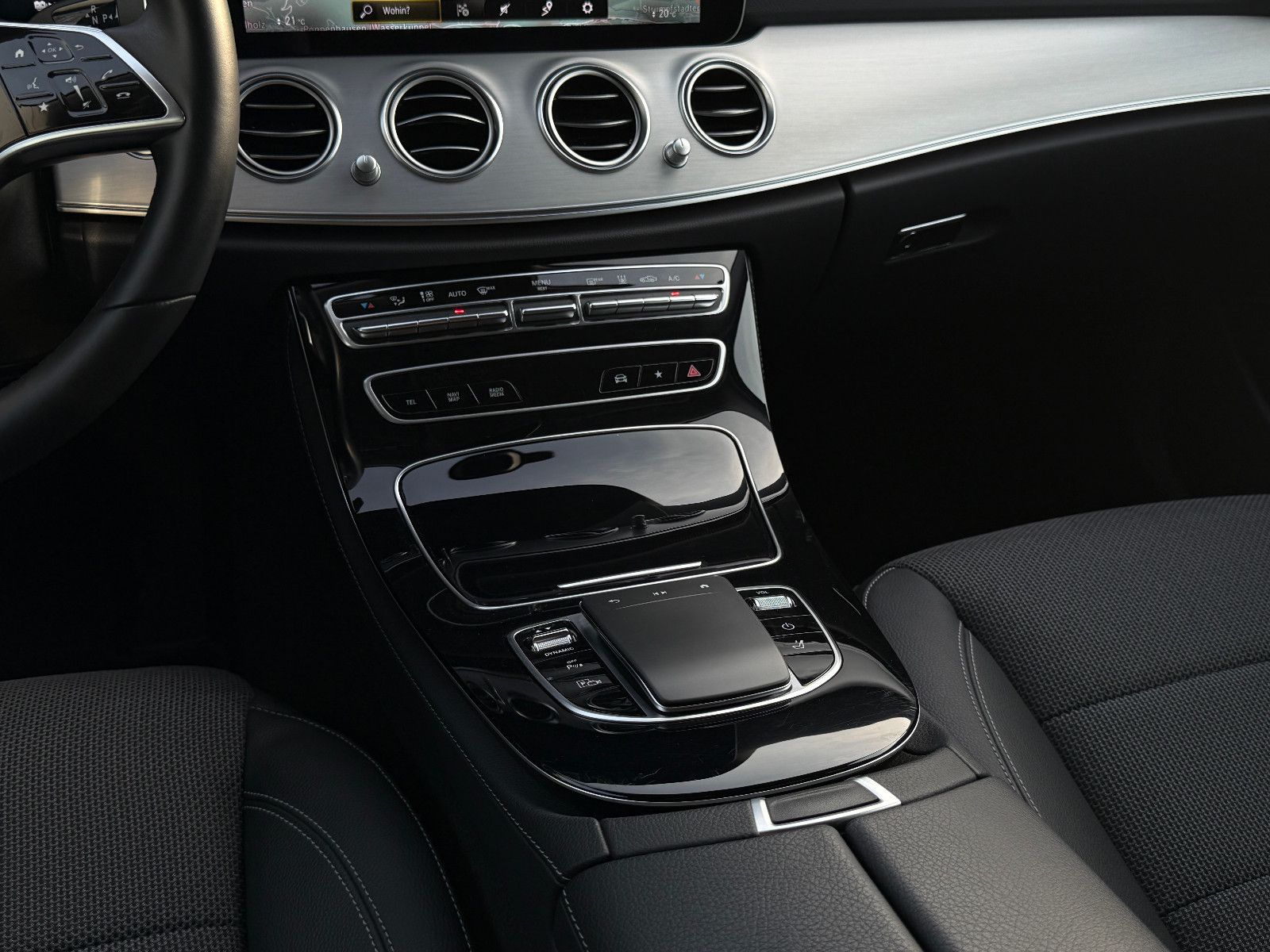 Fahrzeugabbildung Mercedes-Benz E 300de T Avg ACC HUD Keyless-Go Memory Kamera