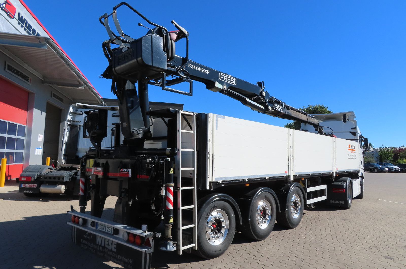 Fahrzeugabbildung Andere Wiese Baustoffauflieger - Heckkran Kran Fassi