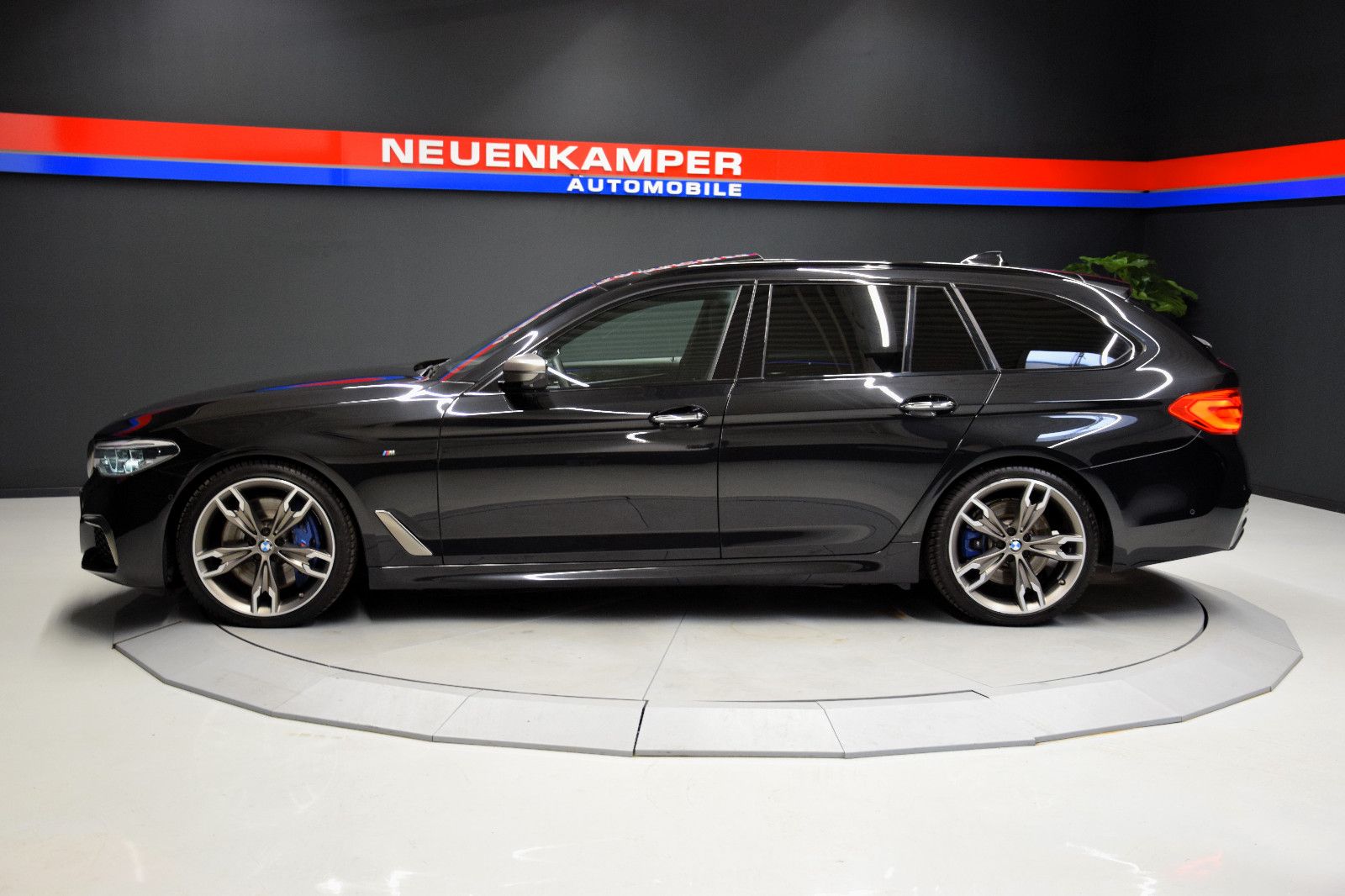 Fahrzeugabbildung BMW M550d xDr Tour Pano H/K HuD ACC Sitzlüft Massage