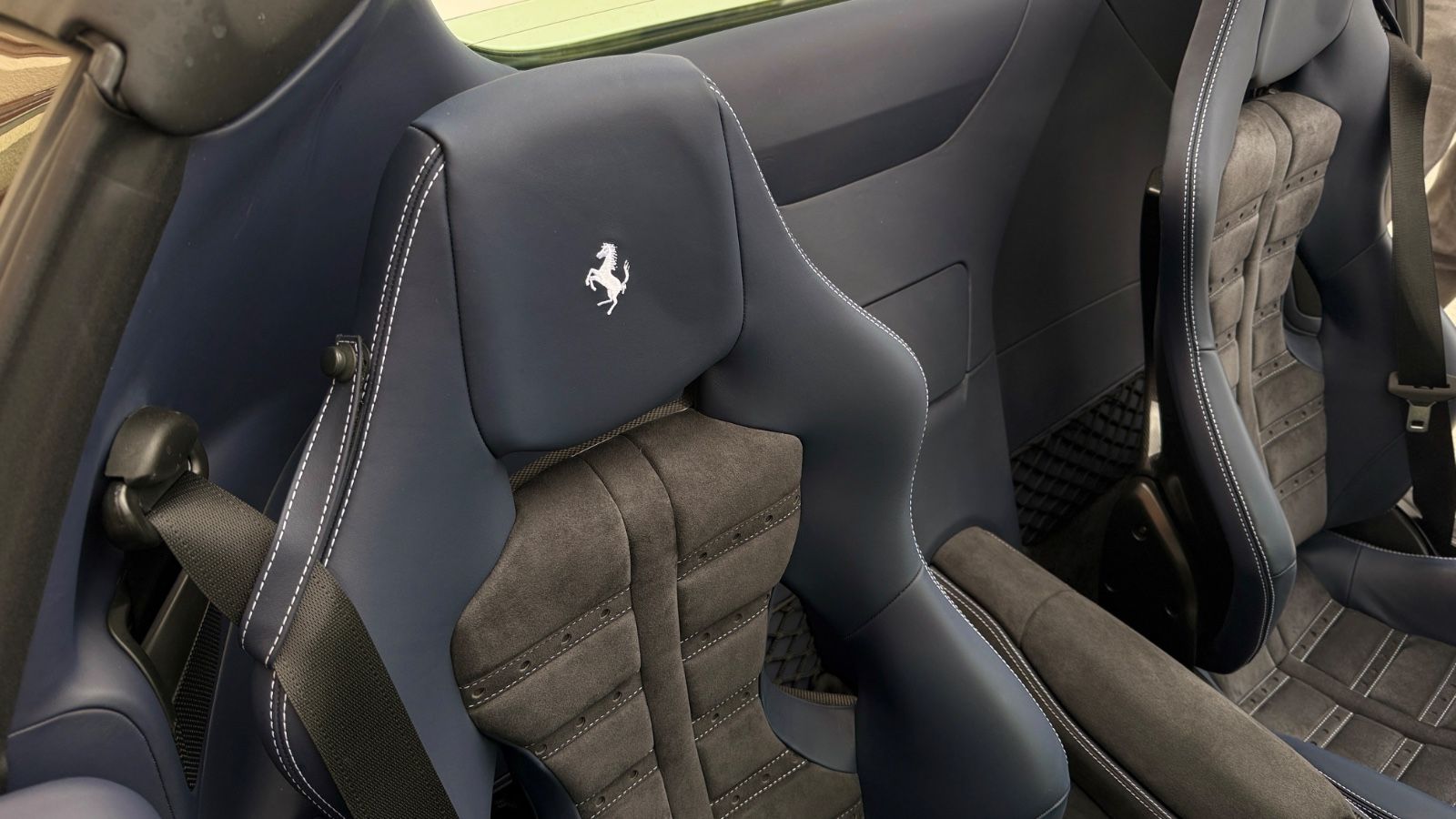 Fahrzeugabbildung Ferrari 812 GTS*Atelier*Blue Carbon*Painted Shields