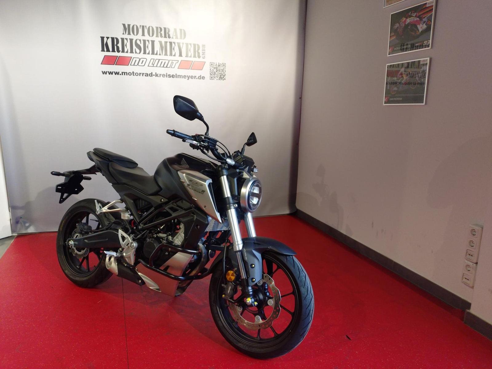 Honda CB125R Gepflegter Zustand mit Zubehör aus