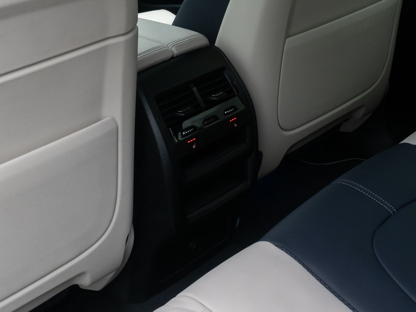 Fahrzeugabbildung BMW X5 xD45e MSport HUD H/K 360°Laser DAB Individual