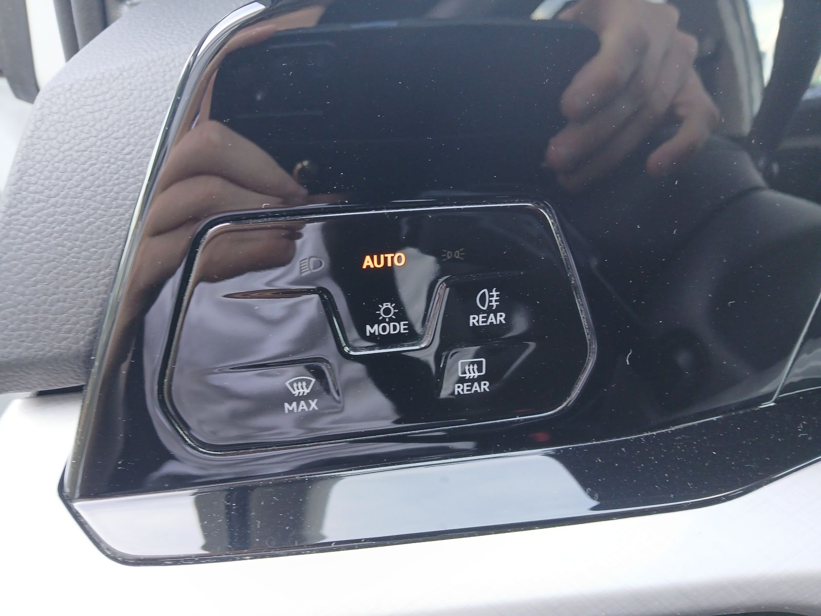 Fahrzeugabbildung Volkswagen Golf VIII eTSI Life DSG LED AHK Navi Pano AID AC